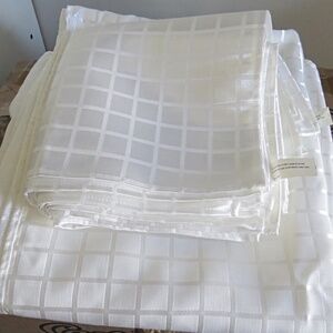Gorgeous White Polyester Damask Tablecloth w/16 Matching Napkins